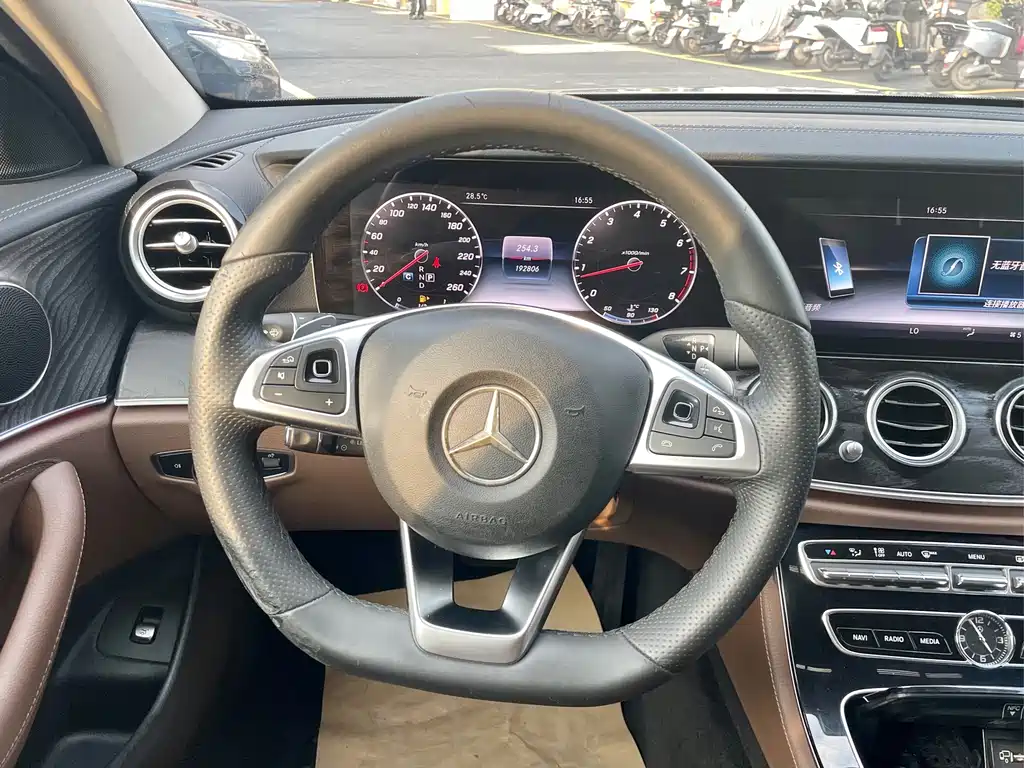 Mercedes-Benz E-Class — миниатюра 18