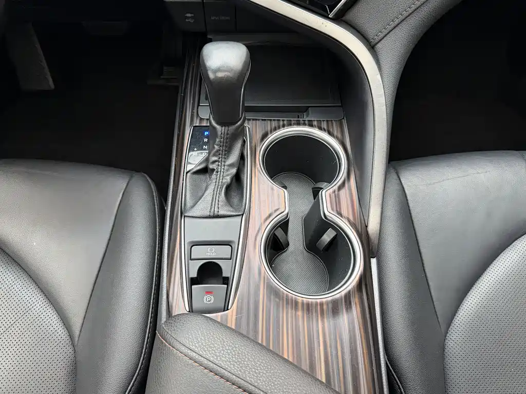 Toyota Camry 2019 2.0G Luxury VI