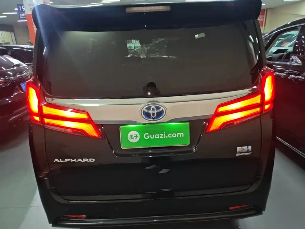 Toyota Alphard — миниатюра 6