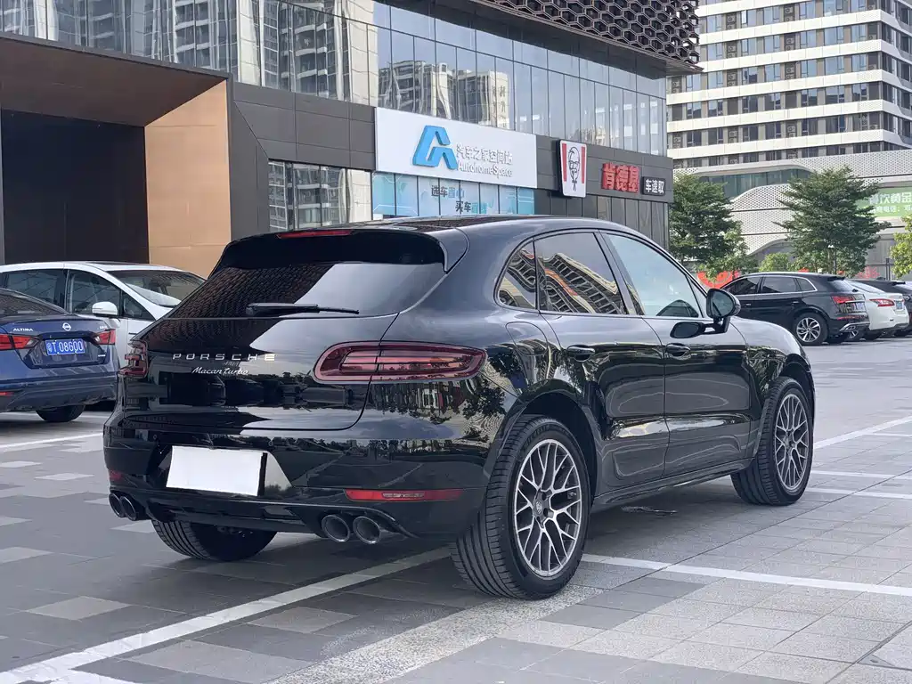 PORSCHE MACAN