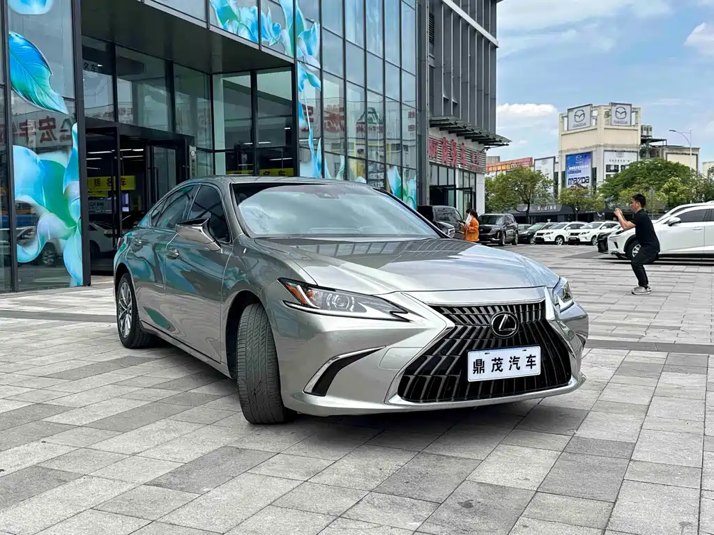 Lexus ES 2021 260