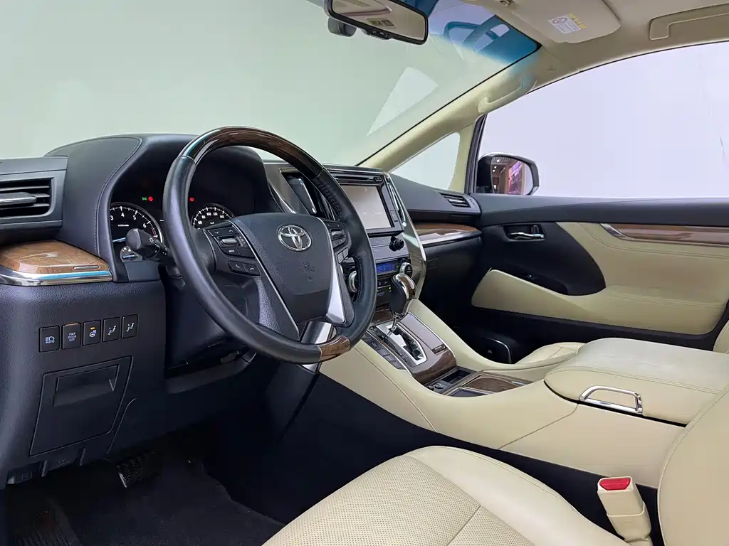 Toyota Alphard — миниатюра 4