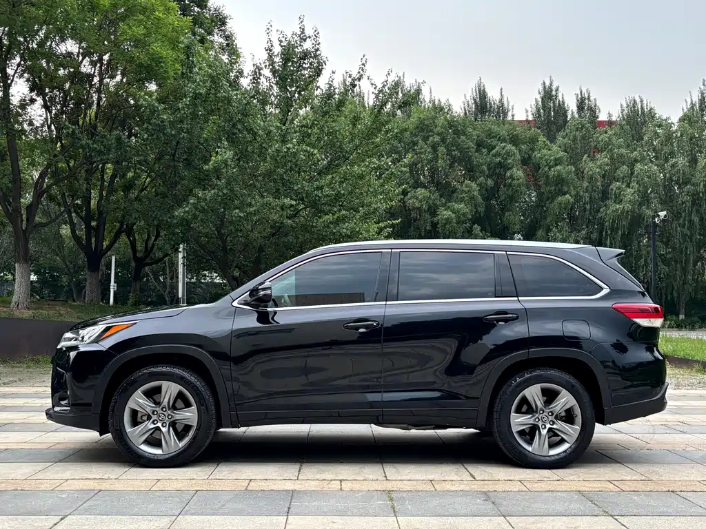 Toyota Highlander 2021 2.0T Luxury 7 мест