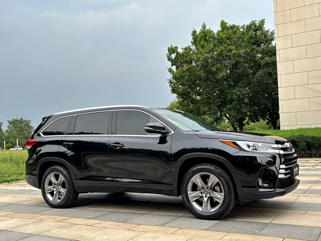 Toyota Highlander 2021 2.0T Luxury 7 мест