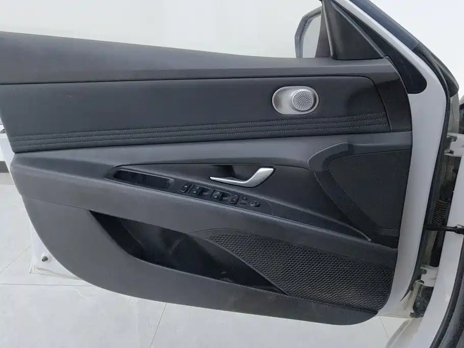 Hyundai Elantra — миниатюра 7