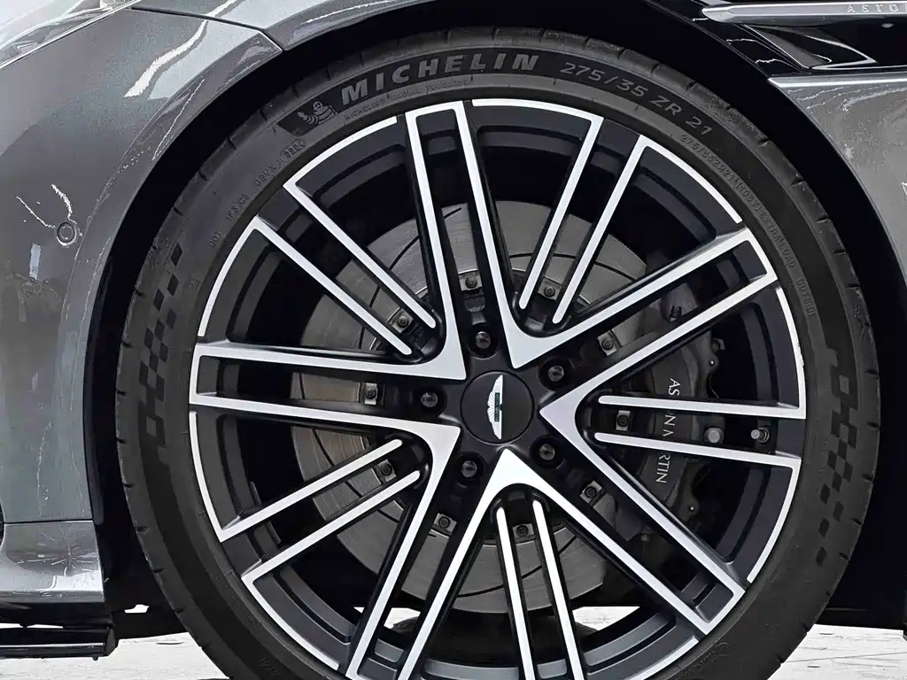 Aston Martin DB12 — миниатюра 8