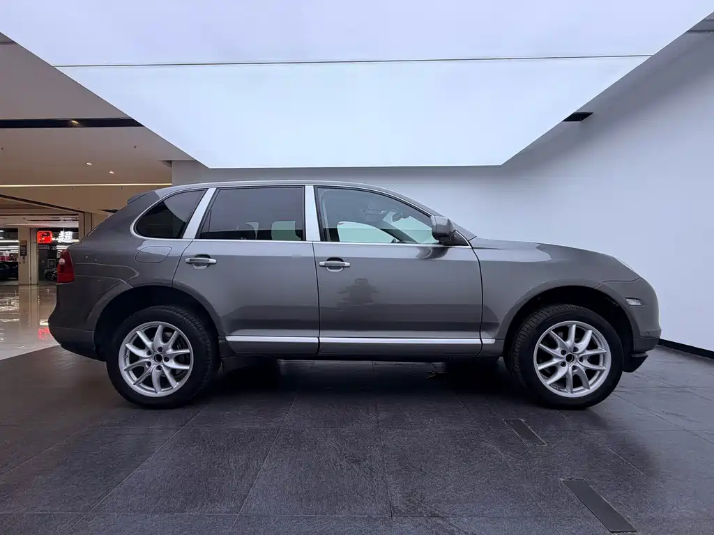 Porsche Cayenne — миниатюра 9