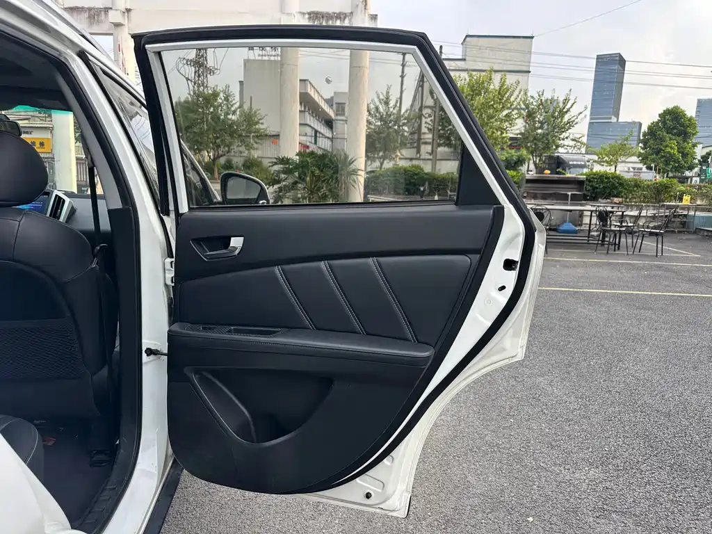 Luxgen U6 — миниатюра 14