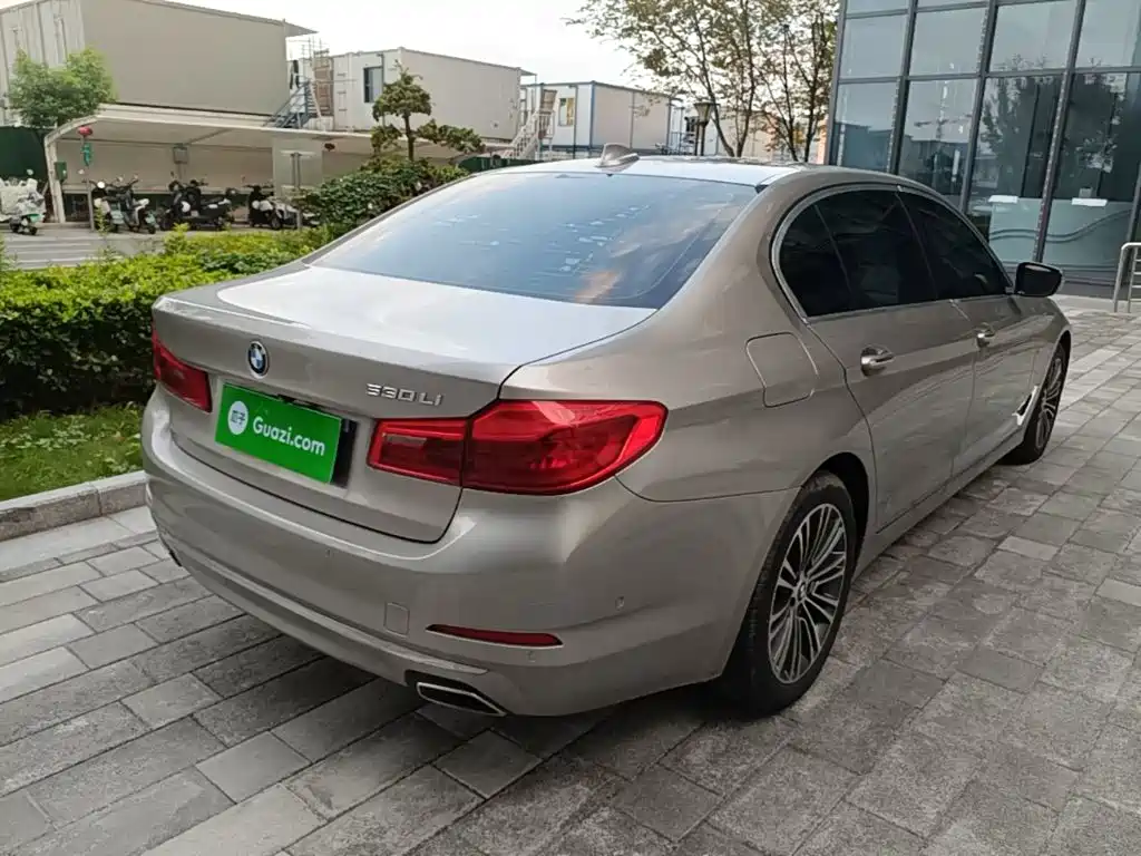 BMW 5 Series — миниатюра 7
