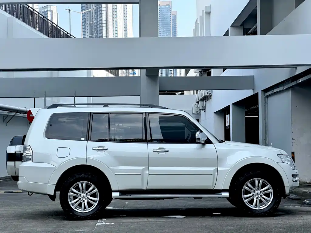 Mitsubishi Pajero (Import) — миниатюра 14