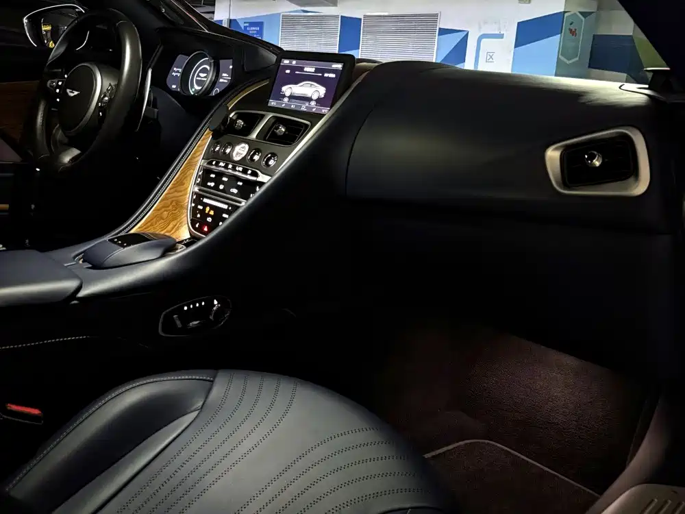 Aston Martin DB11 — миниатюра 11