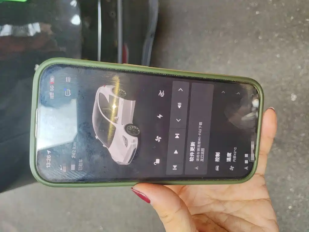 Tesla Model Y — миниатюра 12