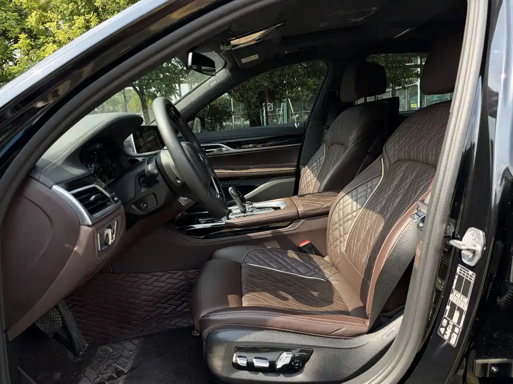BMW 7 Series — миниатюра 17