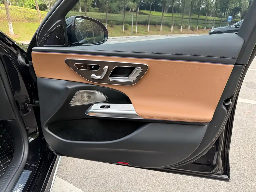 Mercedes-Benz E-Class — миниатюра 11