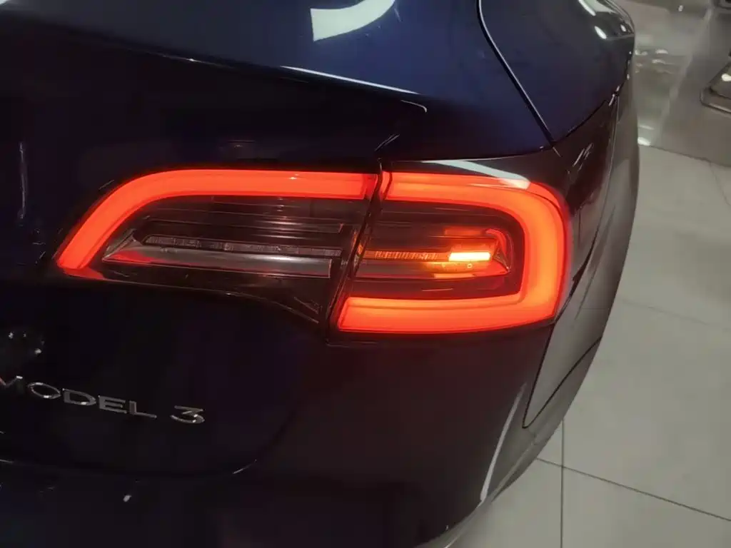 Tesla Model 3 — миниатюра 8