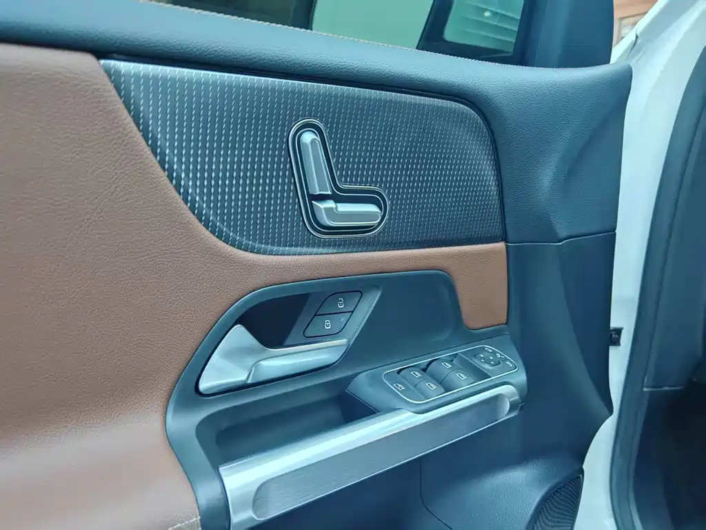 Mercedes-Benz GLB — миниатюра 11