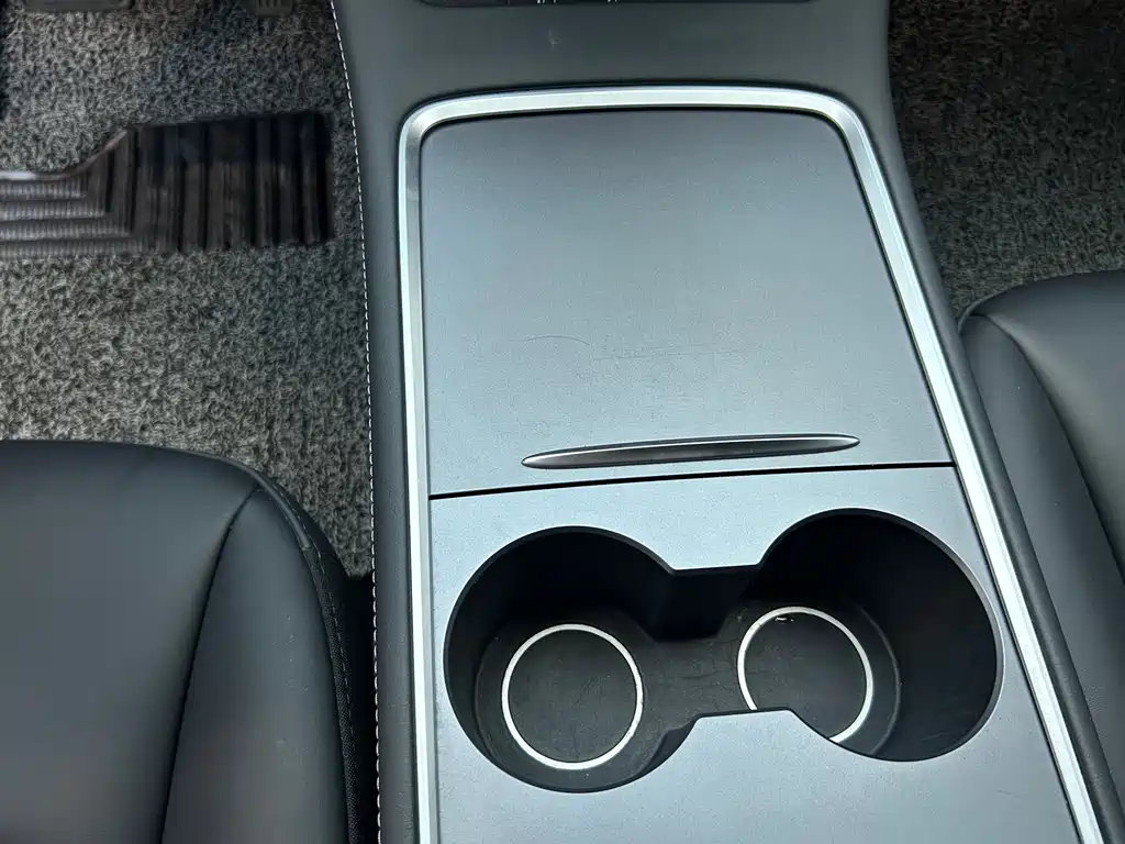 Tesla Model Y — миниатюра 17