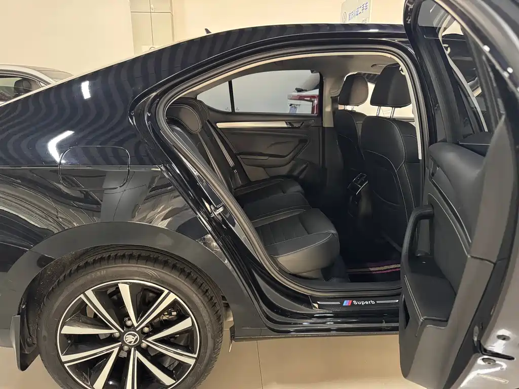 Skoda Superb — миниатюра 12