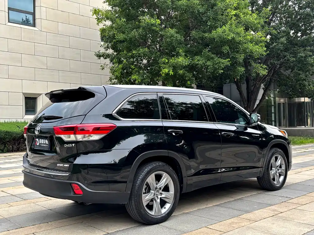 Toyota Highlander 2021 2.0T Luxury 7 мест
