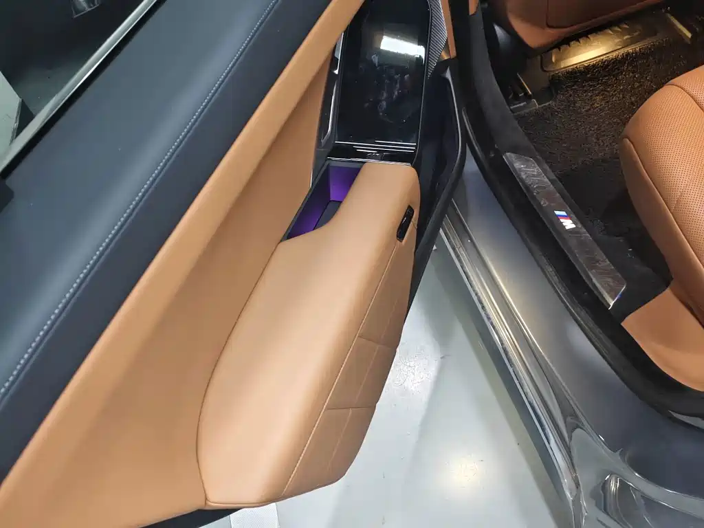 BMW 7 Series — миниатюра 10