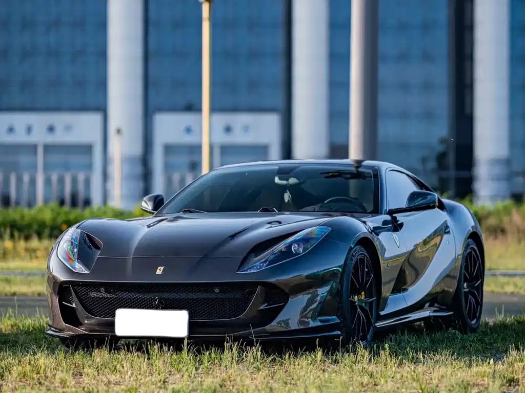 FERRARI  812