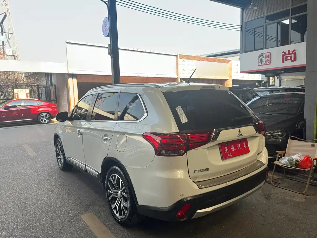 MITSUBISHI OUTLANDER