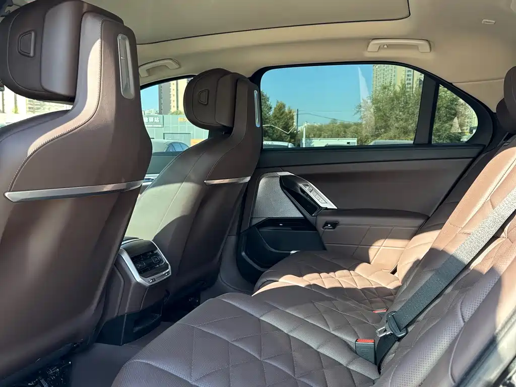 BMW 7 Series — миниатюра 6