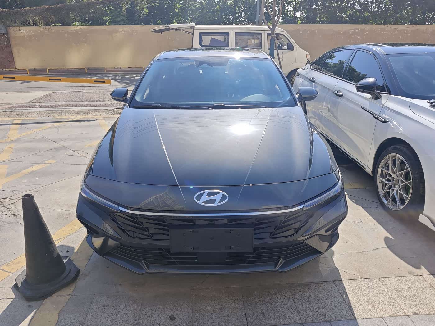 Hyundai Elantra 1.5 л 2024 г. Серебристо-серый, пробег 10000 км