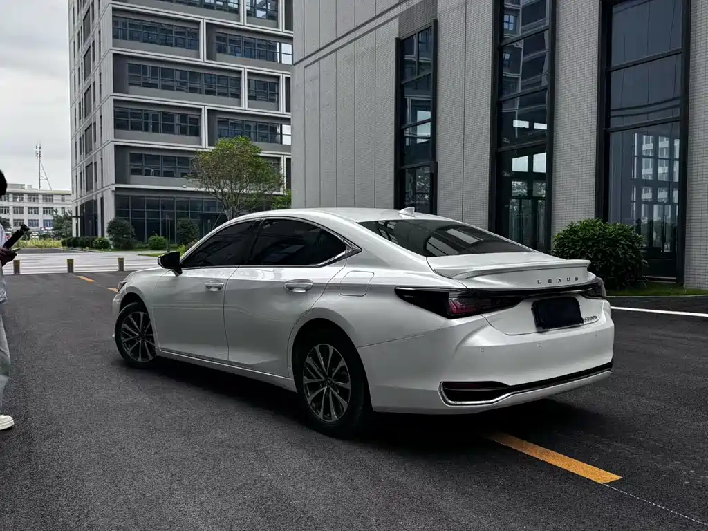Lexus ES 2025 300h Premium