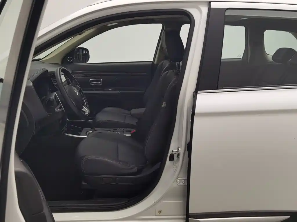 Mitsubishi Outlander — миниатюра 10