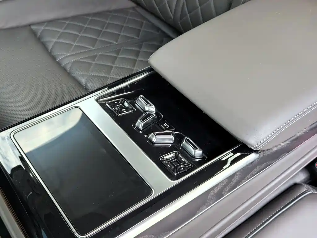 Audi A8 — миниатюра 7