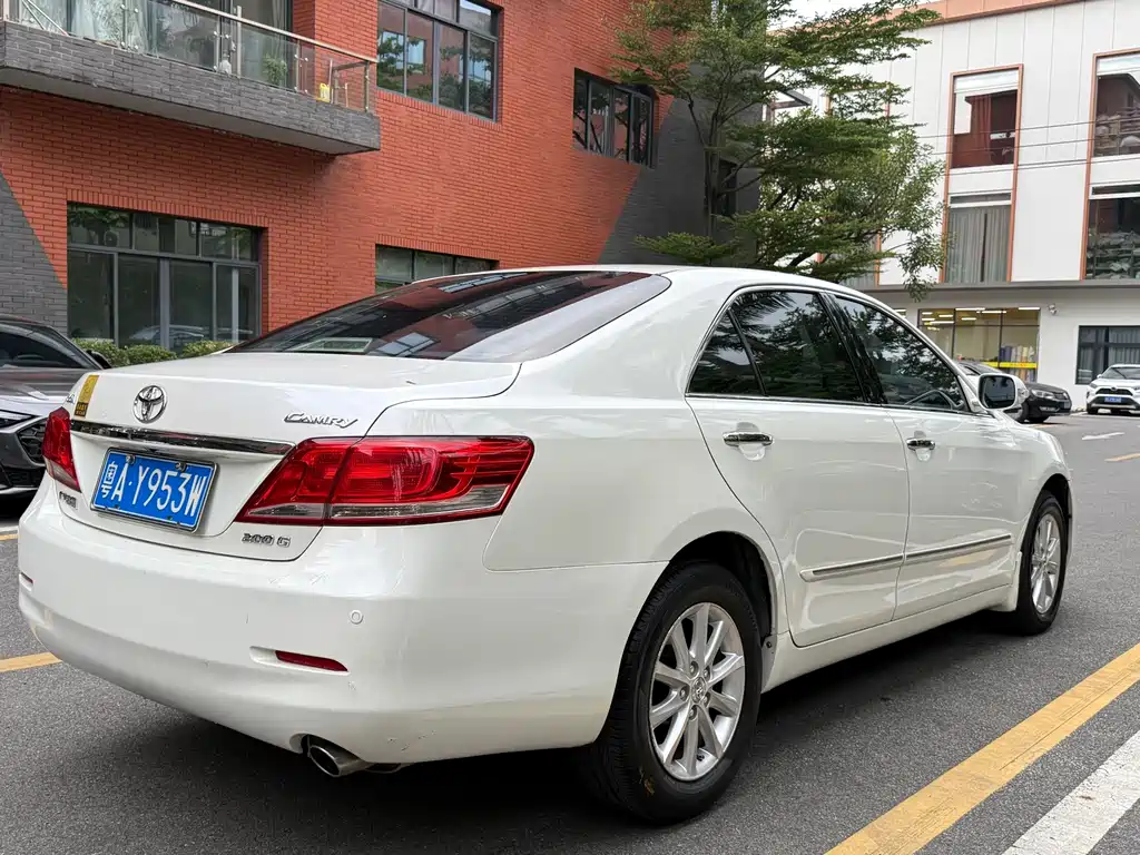 Toyota Camry — миниатюра 10