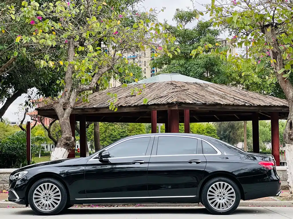 Mercedes-Benz E-Class — миниатюра 11