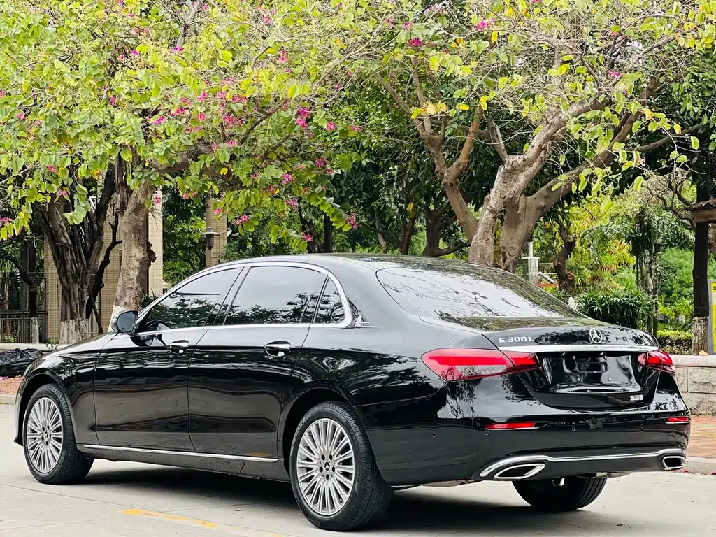 Mercedes-Benz E-Class — миниатюра 12