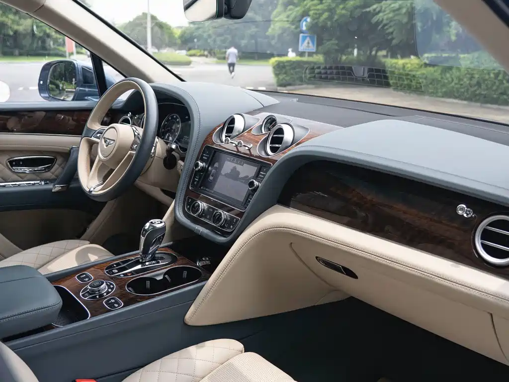 Bentley Bentayga — миниатюра 14
