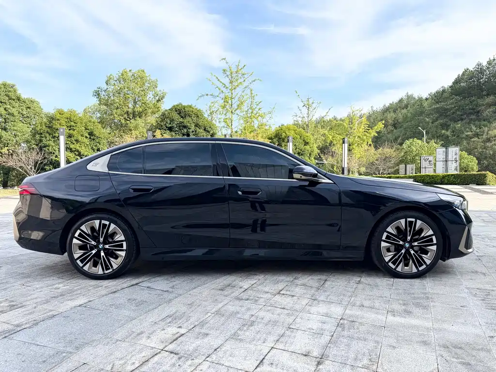 BMW 5 Series — миниатюра 7