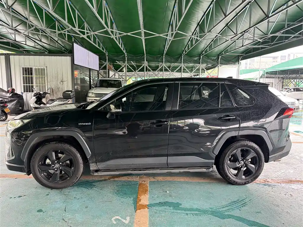 Toyota RAV4 — миниатюра 3