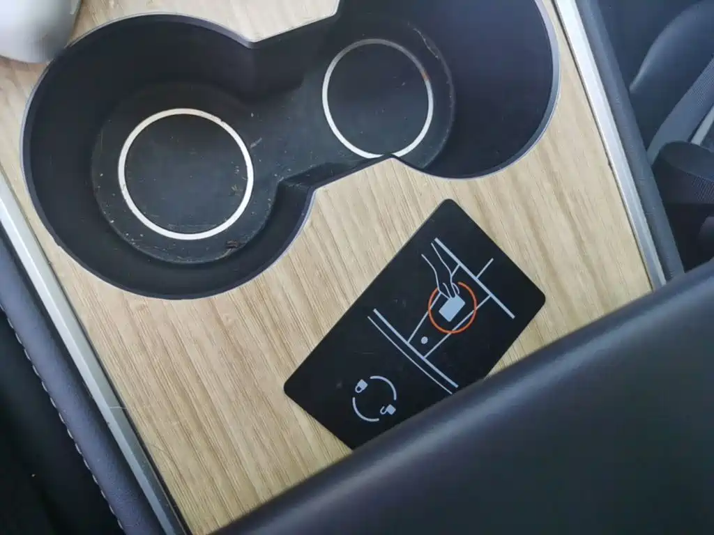 Tesla Model Y — миниатюра 9