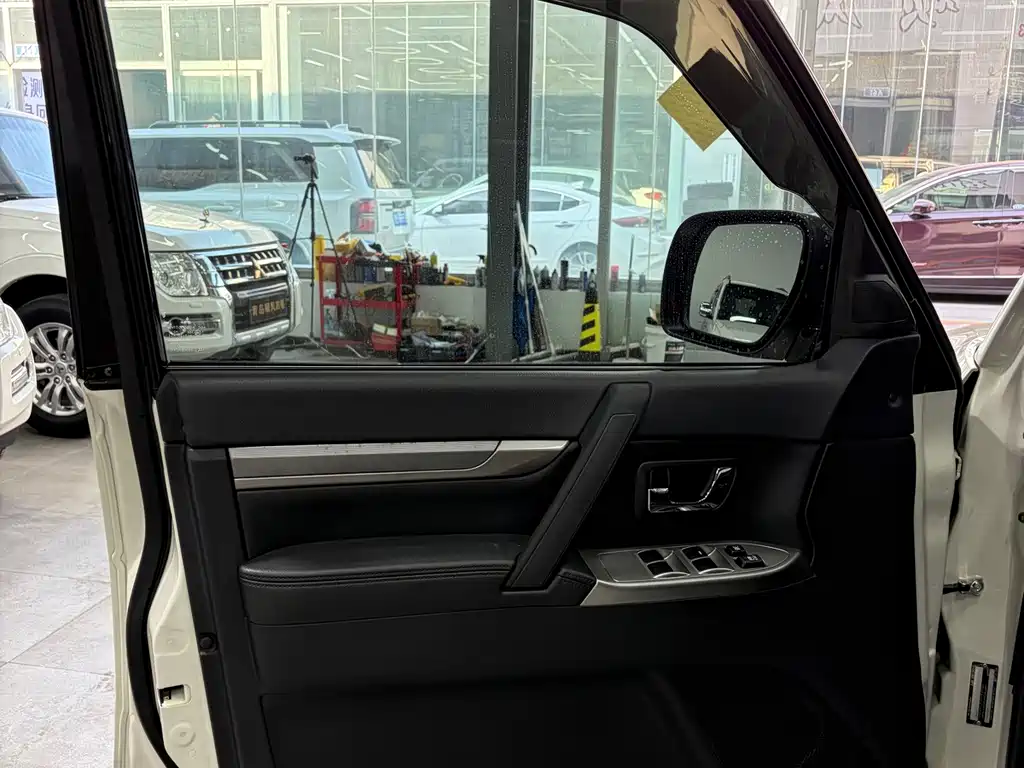 Mitsubishi Pajero (Import) — миниатюра 11