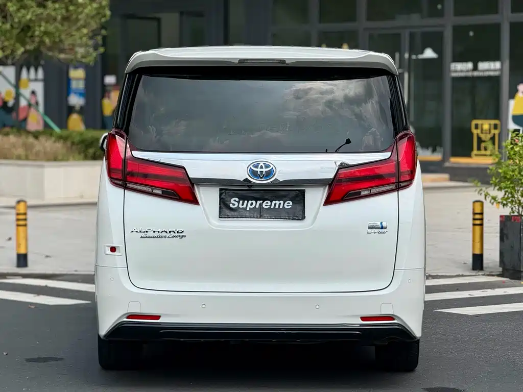 Toyota Alphard — миниатюра 8