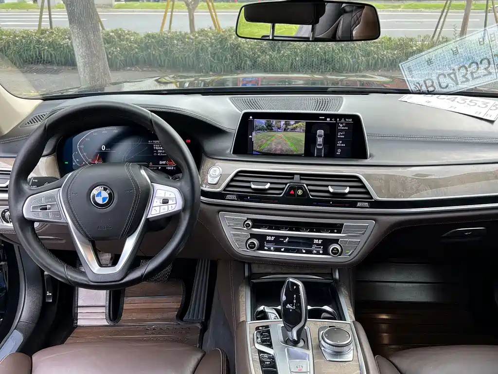 BMW 7 Series — миниатюра 5