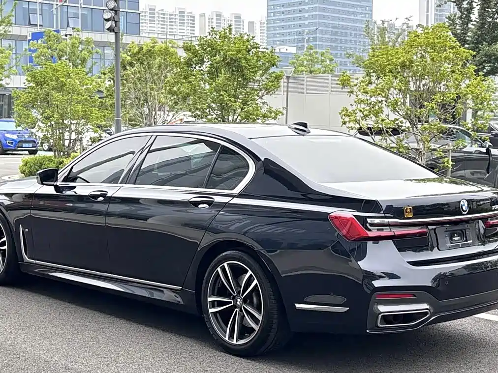 BMW 7 Series — миниатюра 4
