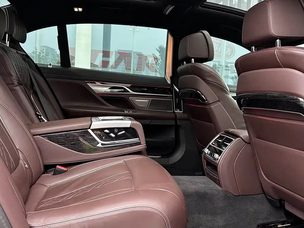 BMW 7 Series — миниатюра 8