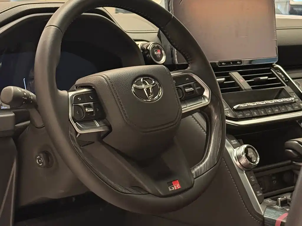 Toyota Land Cruiser LC300 2025 3.3T