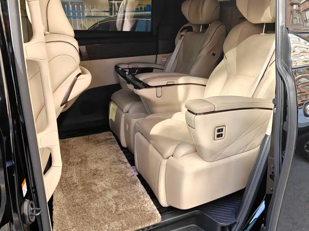 Toyota Alphard — миниатюра 3
