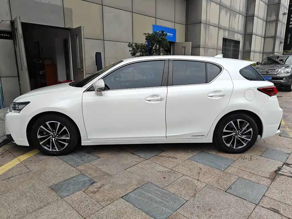 Lexus CT — миниатюра 4