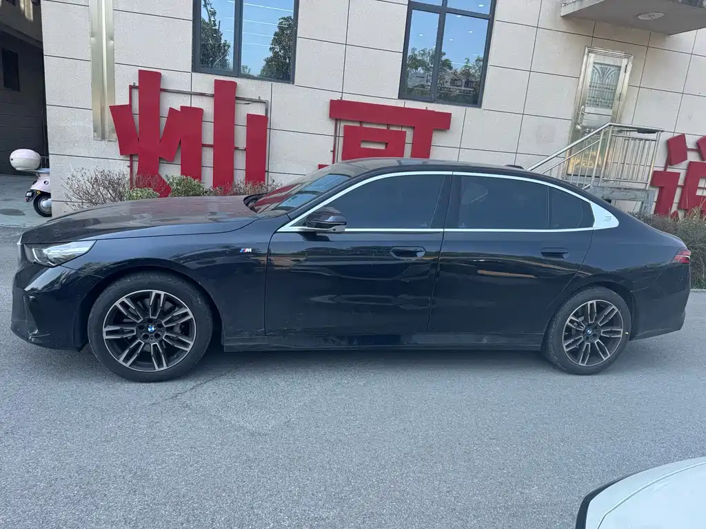 BMW 5 Series — миниатюра 7