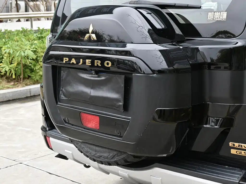 Mitsubishi Pajero (Import) — миниатюра 8