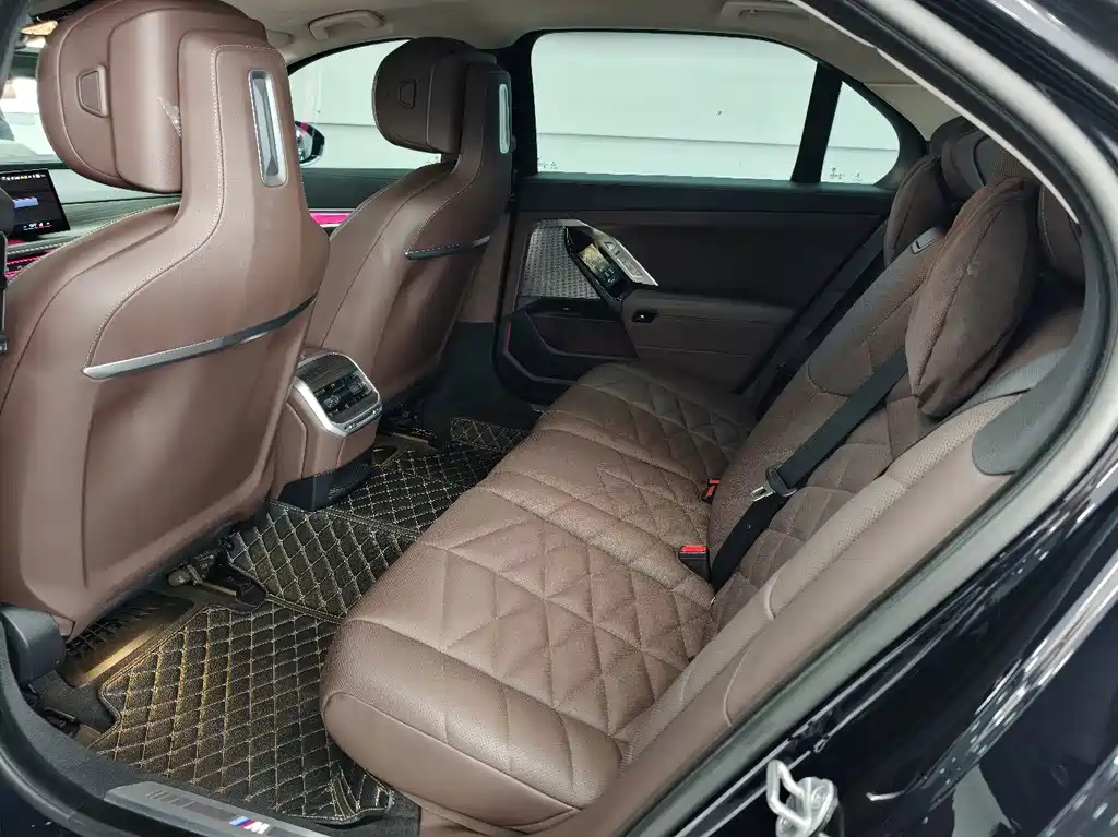 BMW 7 Series — миниатюра 10
