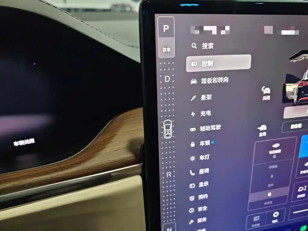 Tesla Model X — миниатюра 14